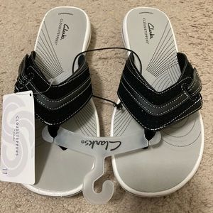 Clarks Cloudsteppers Flip Flops.